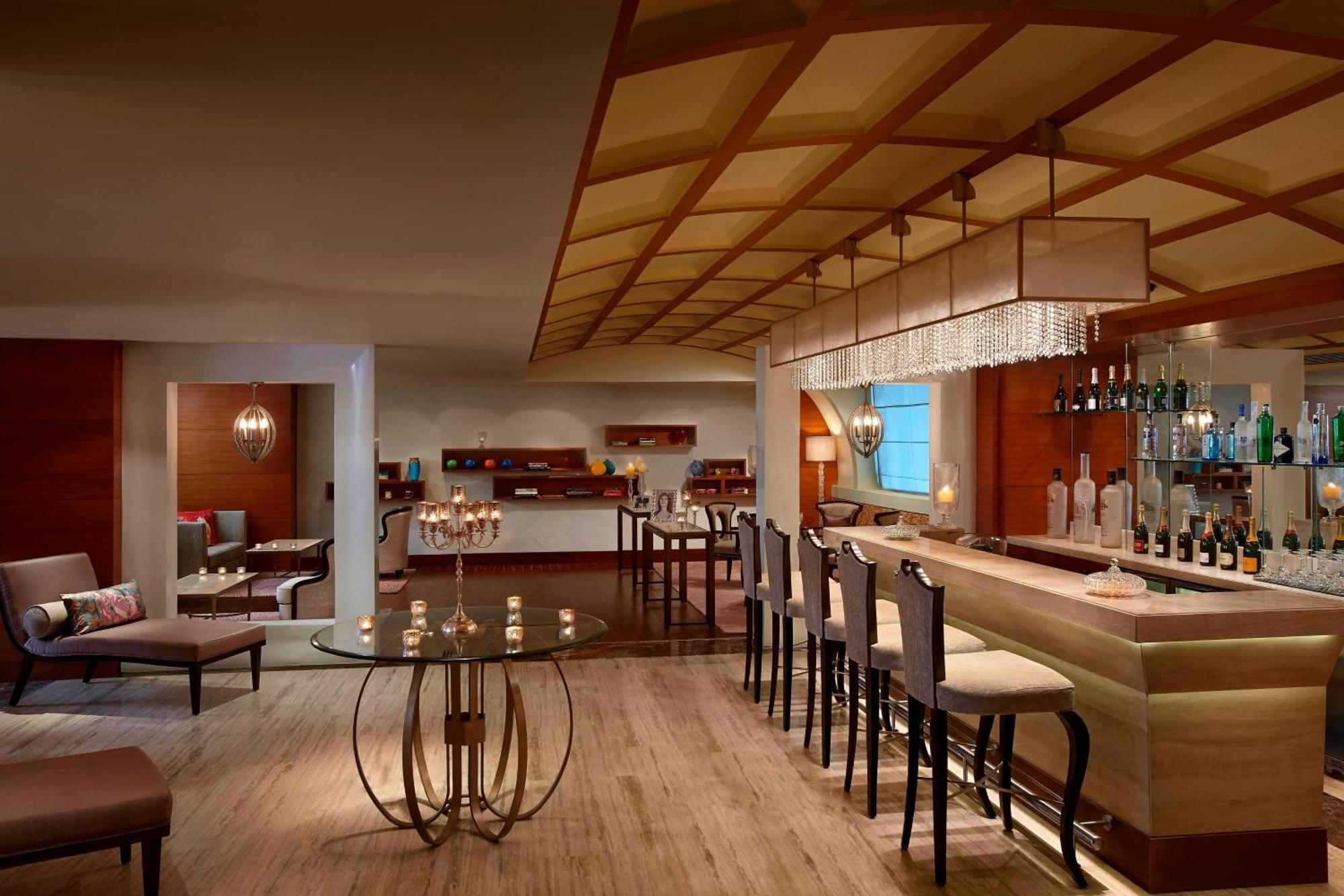 Itc Grand Chola, A Luxury Collection Hotel, Madrás Exterior foto The bar at the Westin