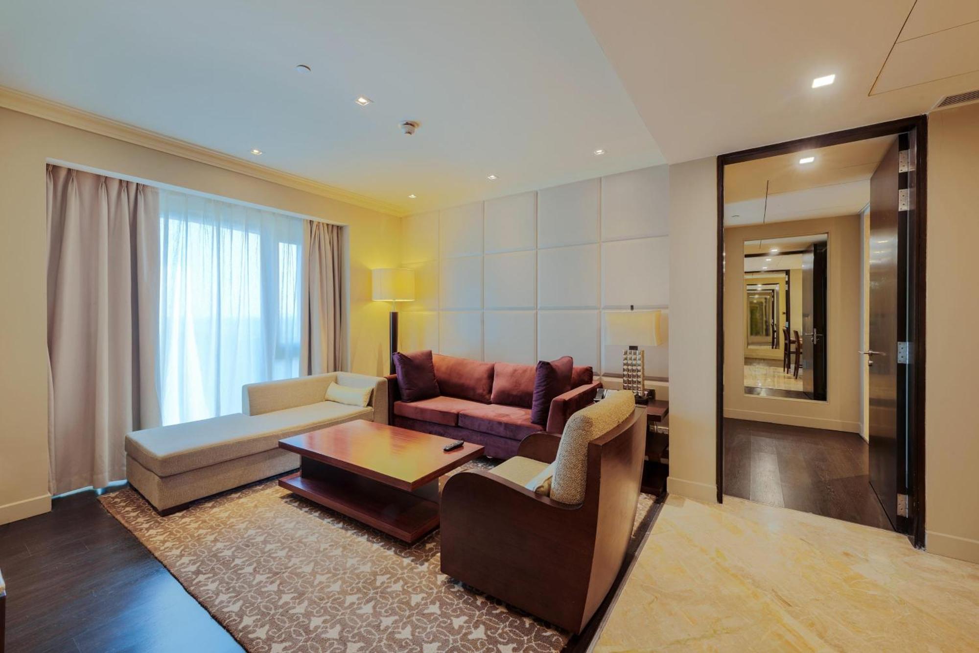 Itc Grand Chola, A Luxury Collection Hotel, Madrás Exterior foto A living room in a suite at the hotel